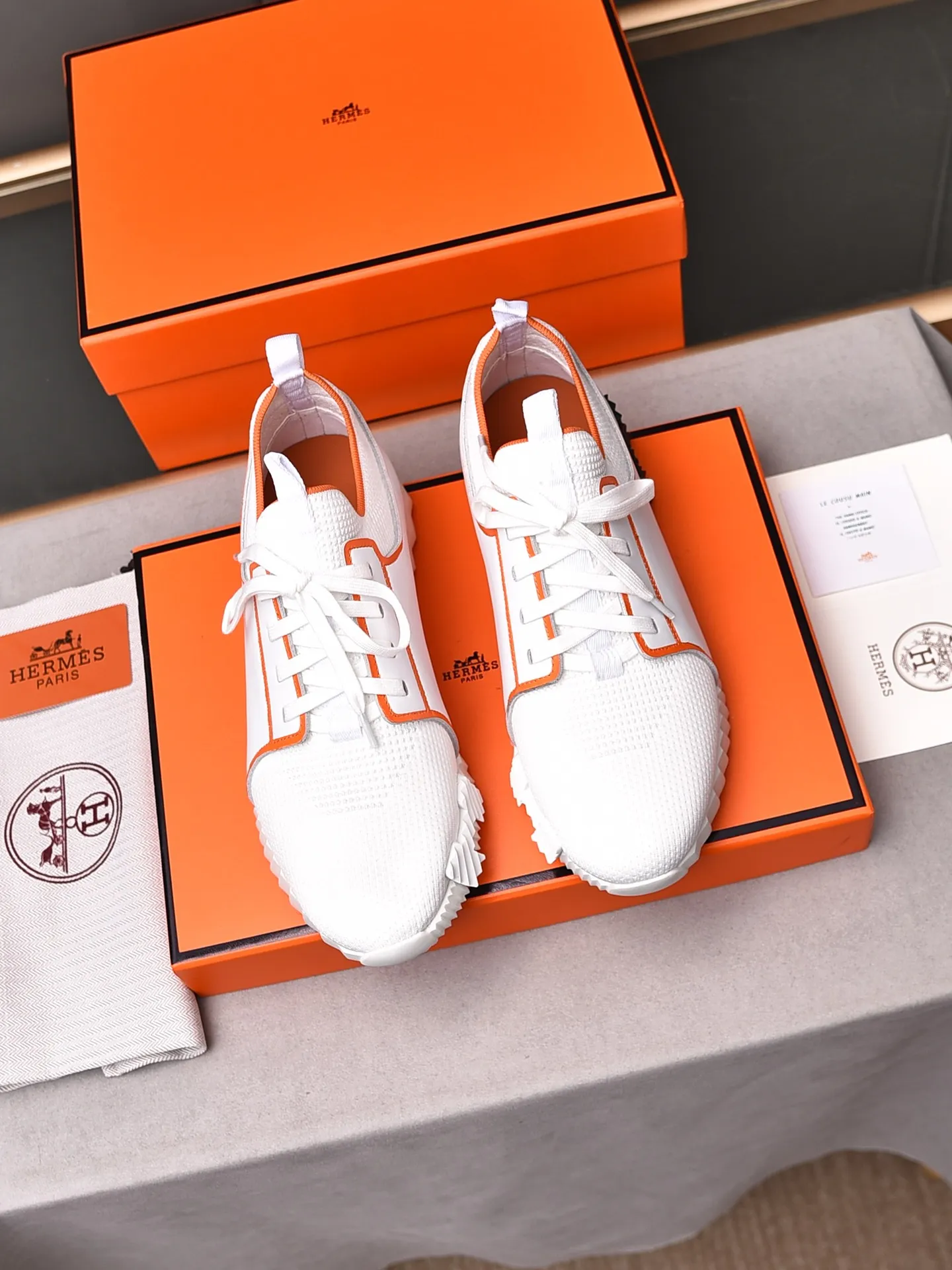 Factory price PP600 [Hermes] fe new arrival~ New Bouncing sneakers are the most comfortable shoes from Hermès, no one else⃣️. They are very light on the feet and look great. You won’t feel tired even when you go shopping and running around. 👍 Very light and comfortable, very light, suitable for both sports and leisure, and feel great when you step on them! It’s up to you to choose, there’s always what you want~ ✔️Fabric: Imported first-layer cowhide + high-elastic fly weave ✔️Inner lining: Imported water-dyed cow lining ✔️Outsole: Seamless combination of IP+TPU (multi-color letters) German technology irradiation machine ✔️Code number: Male 38-44 (45 customized)